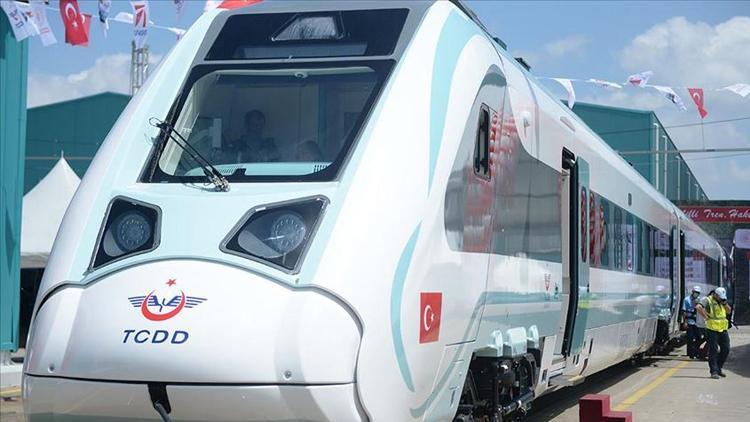 Bakan Karaismailoğlu: İlk milli ve elektrikli tren kısa süre sonra raylarda