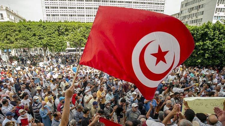 Tunuslular Cumhurbaşkanı Said’in “olağanüstü kararlarını” protesto etti