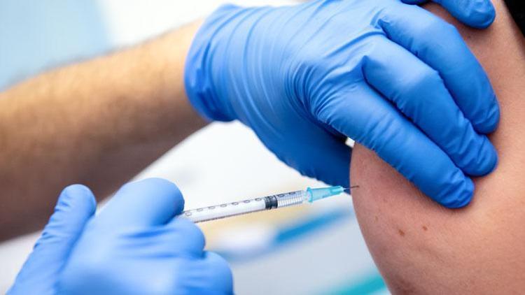 Aşı yaptırmayan sağlık personelinin işine son verilecek