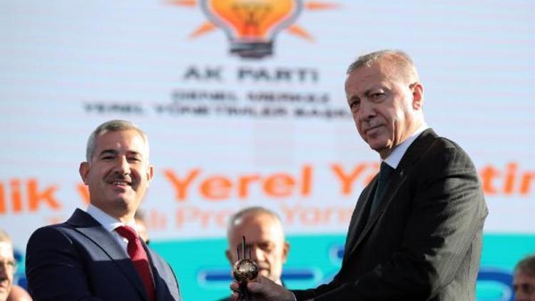 Cumhurbaşkanı Erdoğandan, Başkan Çınara ödül