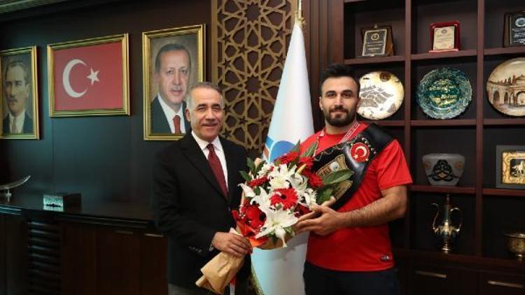 Güreşçi Onur Alkanoğlu’ndan Sultangazi Belediyesi’ne ziyaret