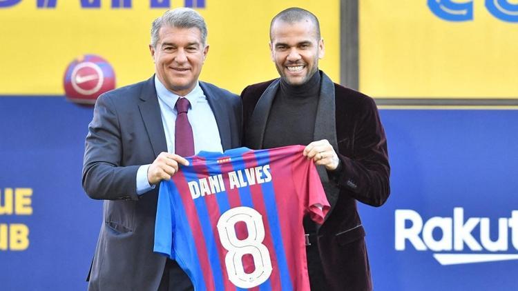 Dani Alves, Barcelona ile sözleşme imzaladı Iniesta ve Stoichkova atfen 8 numara...