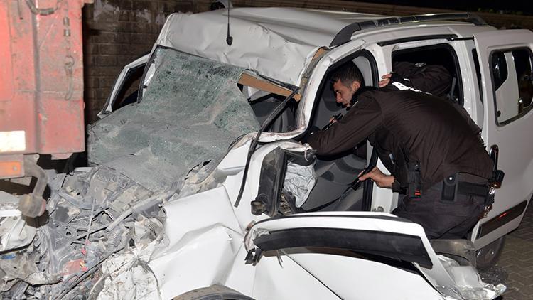 Bingölde TIRa çarpan hafif ticari aracın sürücü ağır yaralandı