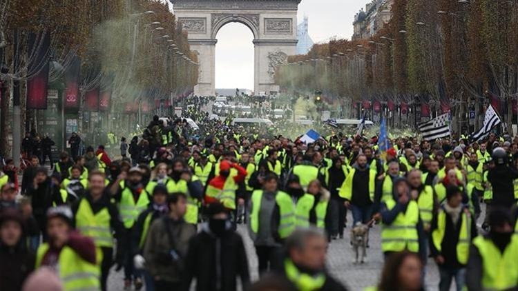 Fransada sarı yelekliler gösterilerin 3. yılında meydanlara inmeye hazırlanıyor