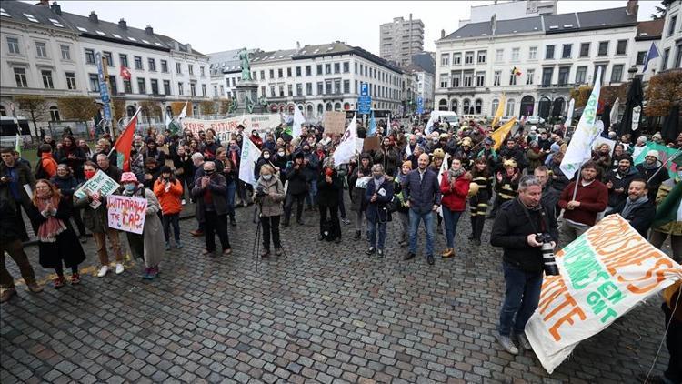 Brükselde çiftçilerden protesto