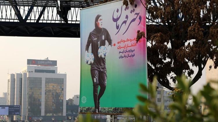 Cinsiyet tartışmalarıyla gündem olan Koudaeinin posterleri Tahran meydanlarına asıldı