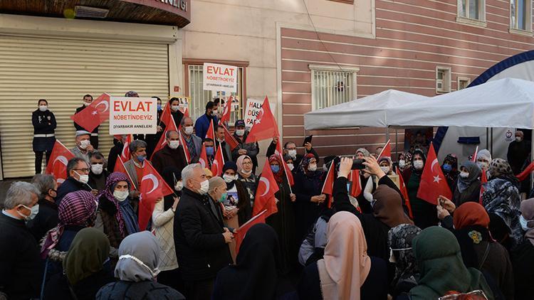 Evlat nöbetindeki ailelerden Bakan Soyluya pankartlı kutlama