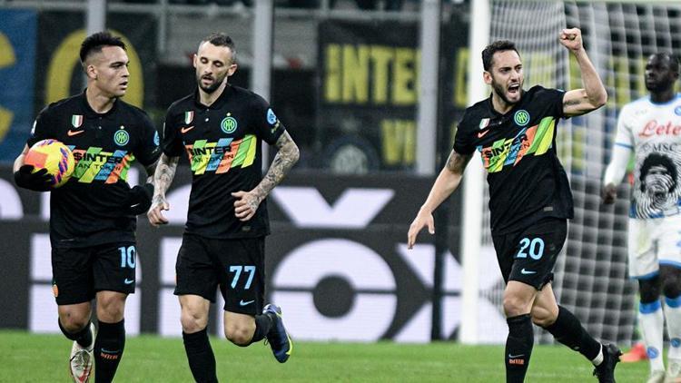 Çalhanoğlunun gol attığı maçta Inter, lider Napoliyi devirdi