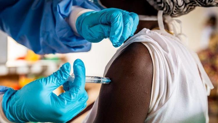 Nijeryada Kovid-19 aşısı olmayan kamu çalışanı iş yerine alınmayacak