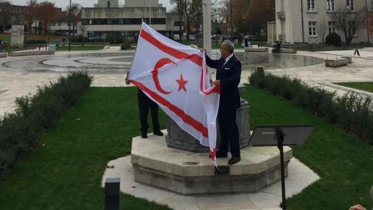 Kıbrıslı Türkler, KKTC bayrağını indirten belediye başkanının istifasını istiyor