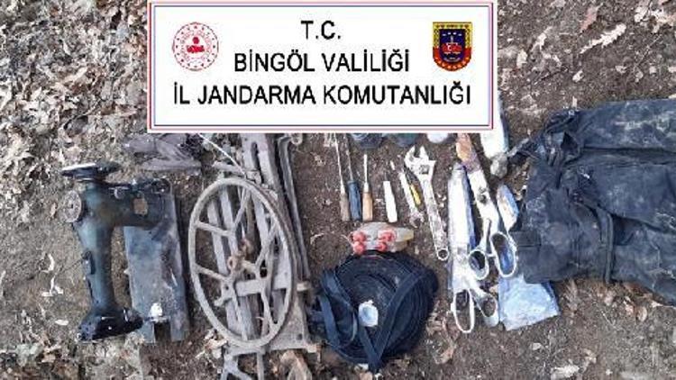 Bingölde teröristlerin 11 odalı sığınağı imha edildi