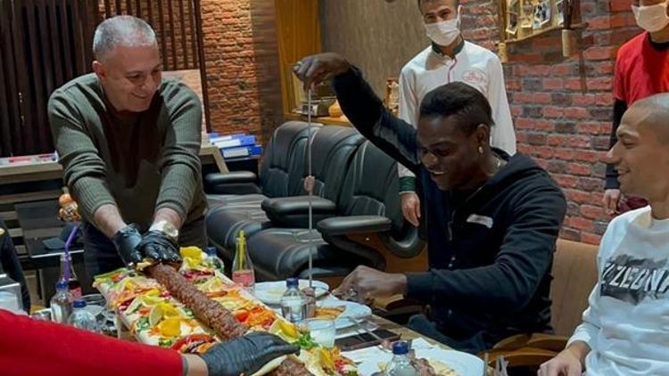 Balotelli ve Gökhan İnler’in kebap keyfi