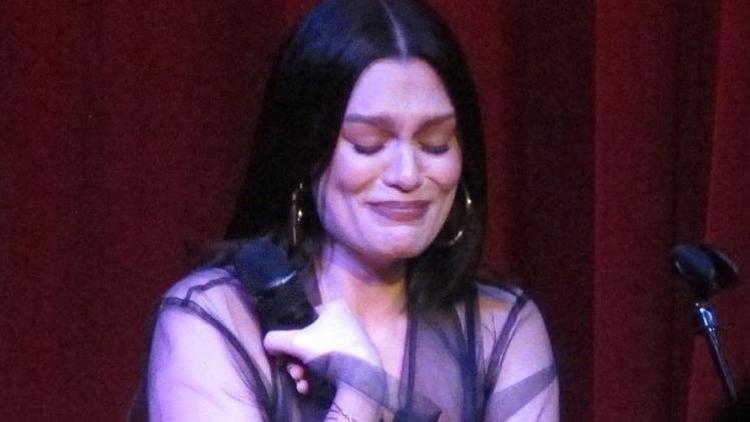 Jessie J. sahnede gözyaşlarına boğuldu: Bebeğimi kaybettim, kendimi hiç bu kadar yalnız hissetmemiştim