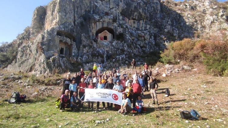 Antik kentleri birbirine bağlayan yolları yürüyorlar