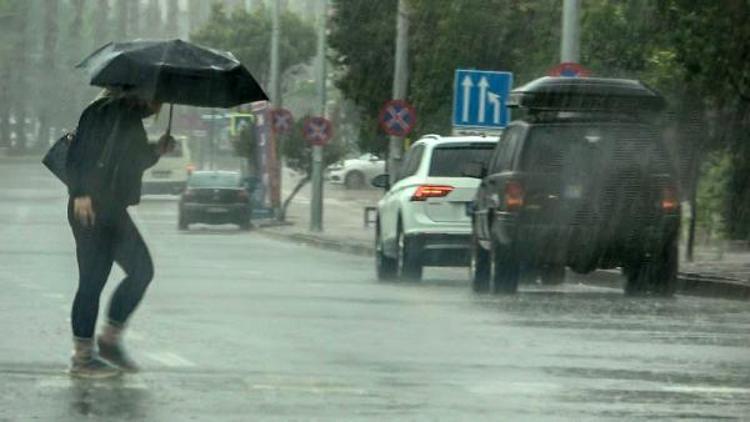 Meteoroloji turuncu kod ile uyarmıştı Antalyada yağış etkili oldu, çarşambaya kadar sürecek