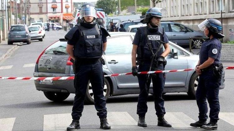 Paris’te polise bıçaklı saldırı