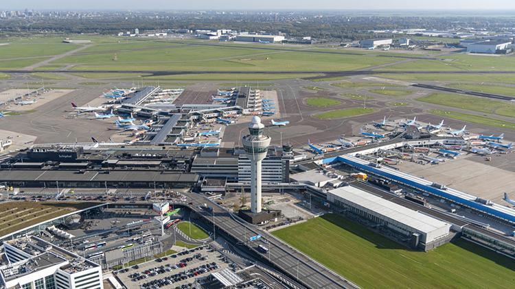 Hollandada Omicron alarmı Askeri polis uçağa baskın düzenledi