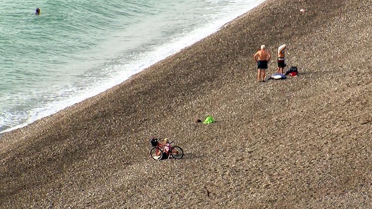 Meteoroloji, Antalya için turuncu kod uyarısı vermişti Dalgalara aldırış etmeden denize girdiler