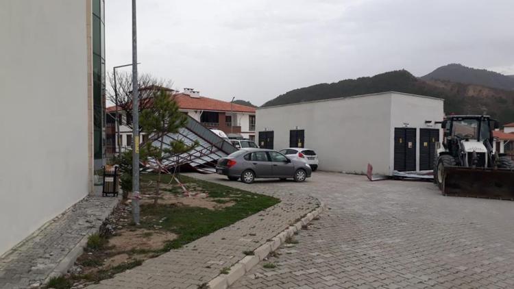 Bolunun Göynük ilçesinde şiddetli rüzgar hastanenin çatısını uçurdu