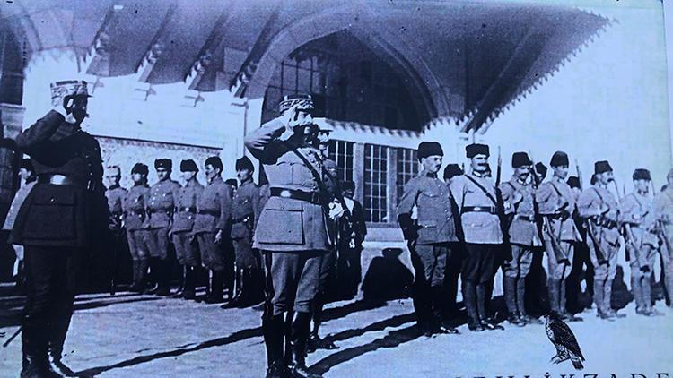 İlk kez yayımlandı: Fransız askerleri Türk sancağını böyle selamladı