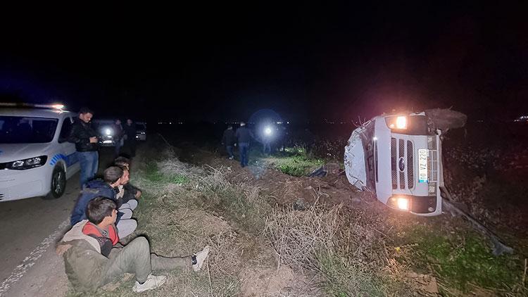 Kaçak göçmenleri taşıyan minibüs polisten kaçarken devrildi
