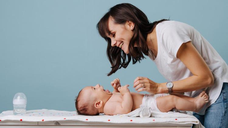 1 SORU 5 UZMAN | Bezini değiştirirken bebekten rıza alınmalı mı