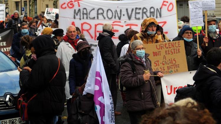 Fransada sağlık çalışanları sokağa döküldü