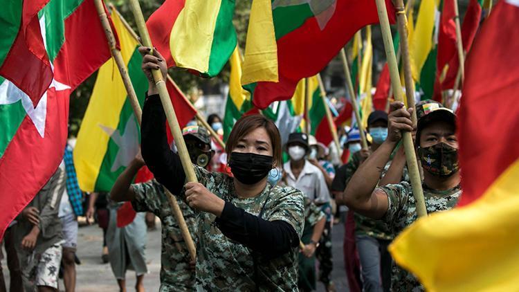 Myanmar’da askeri araç protestocuların arasına daldı: 5 ölü