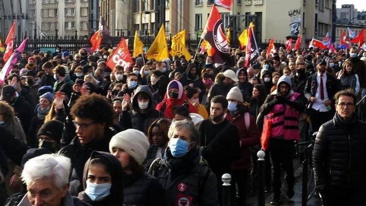 Fransa’da ırkçı cumhurbaşkanı adayı Zemmour, Paris’te protesto edildi