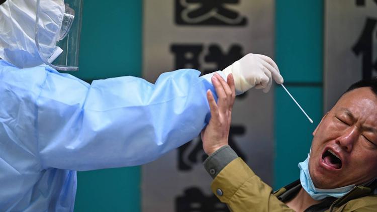 Çin yine şaşırttı Koronavirüs testi olup pozitif çıkanlara 1500 Dolar ödül