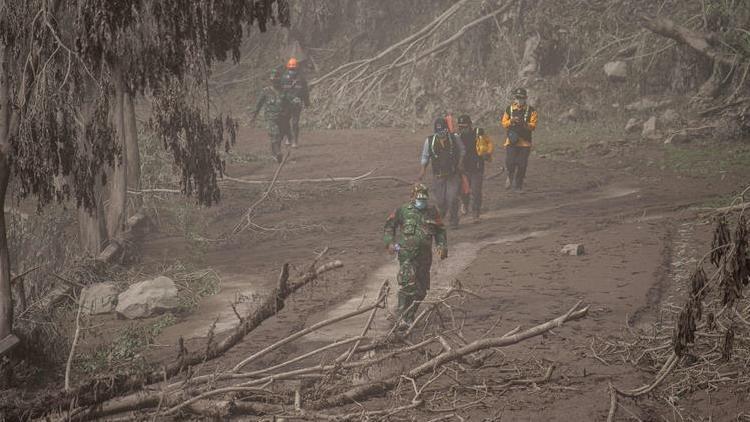 Endonezya’daki yanardağ yeniden faaliyete geçti, can kaybı 22’ye yükseldi