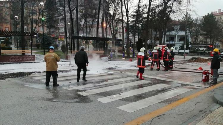 Patlayan doğalgaz borusu alev aldı