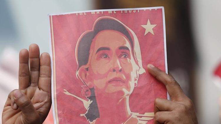 Myanmarın devrik lideri Suu Kyiye verilen hapis cezası 2 yıla indirildi