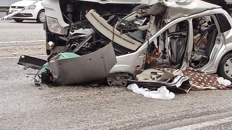 Denizlide korkunç kaza Hafriyat kamyonuyla çarpışan otomobilin sürücüsü hayatını kaybetti