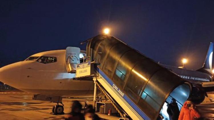 AnadoluJet uçağı Erzuruma acil iniş yaptı