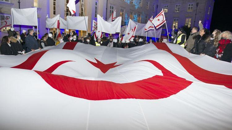 Kıbrıslı Türkler Londra’da bayrak protestosu: ‘Elinizi bayrağımızdan çekin’