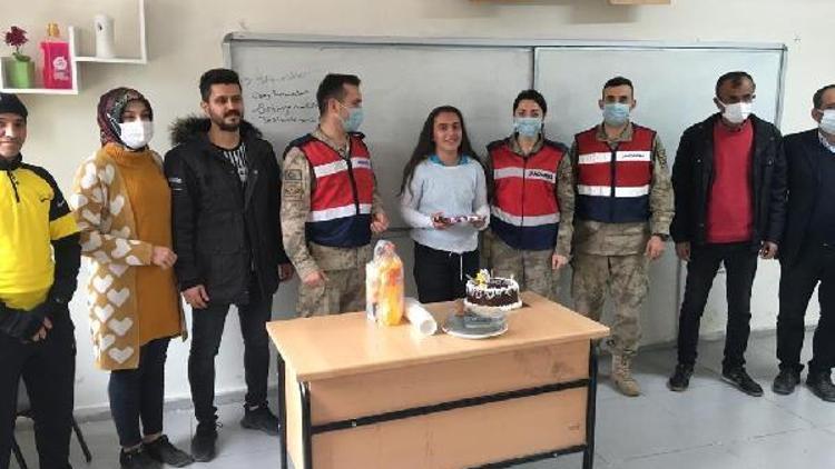 Jandarmadan lise öğrencisi Sosın’e doğum günü sürprizi