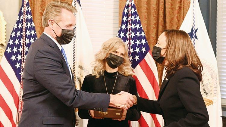 Yeni ABD Büyükelçisi Jeff Flake, Kamala Harris’in önünde yemin etti