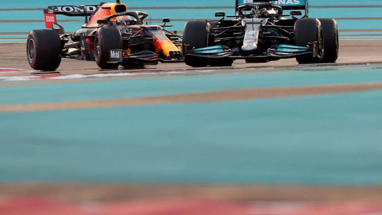 Formula 1de olay yaratan başlangıç Verstappen liderliği almak istedi ancak Hamilton...