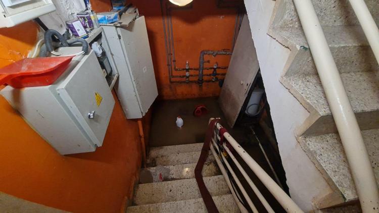 Apartmanın giriş ve bodrum katlarını su bastı