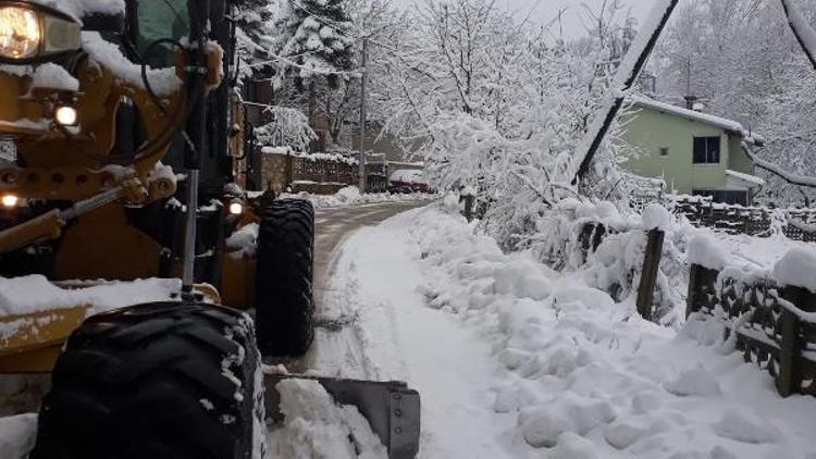 Osmangazi Belediyesi kardan kapanan yollara anında müdahale ediyor
