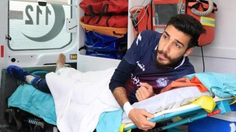 Sakatlanan futbolcu maçı ambulansta izledi