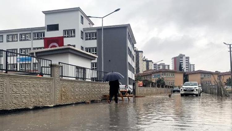 Adanada sağanak Okul yolu su ile doldu, öğrenciler zorlandı