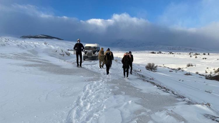 Erzincanda karda mahsur kalan öğrencileri Jandarma kurtardı