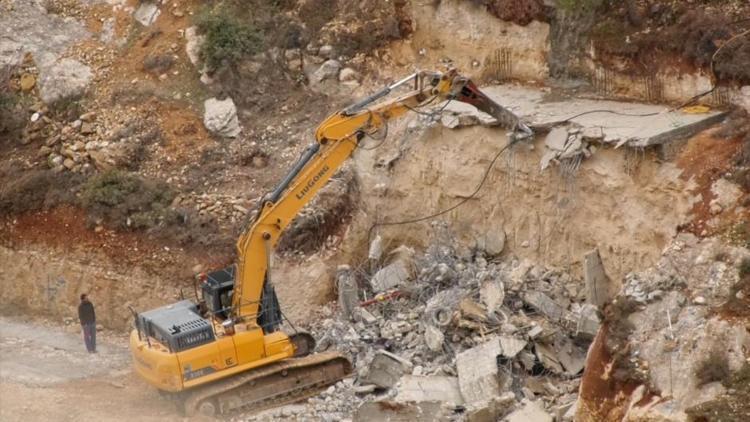 İsrail güçler Filistinli ailenin evini yıktı