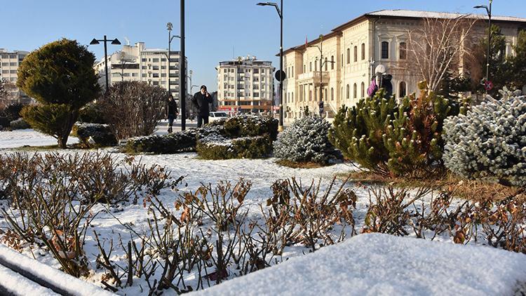 Sivasta hava sıcaklığı eksi 10 derece; 99 yerleşim yerine ulaşılamıyor