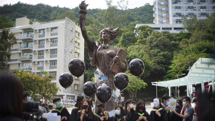 Hong Kongda, Çindeki Tiananmen Katliamında ölenler anısına dikilen iki anıt daha kaldırıldı