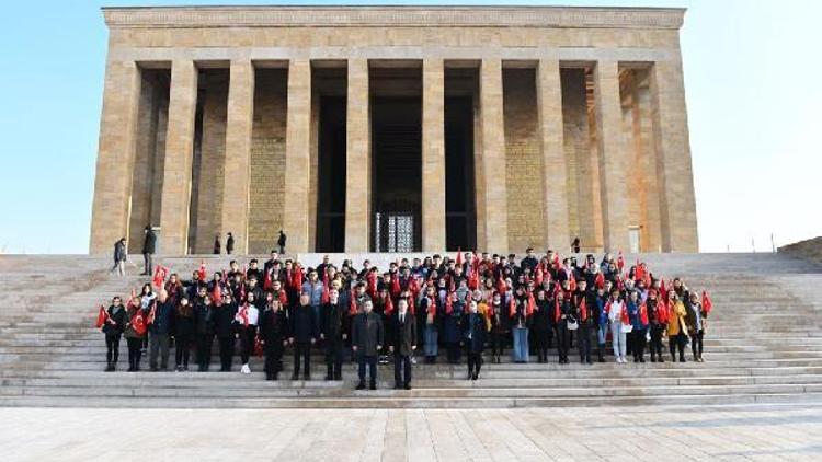 Mustafakemalpaşa Belediye Başkanı Kanar, 99 öğrenci ile Atanın huzuruna çıktı