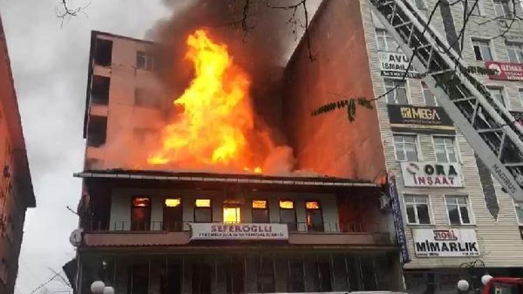 Ardeşende yangında çatı ve dernek katı küle döndü