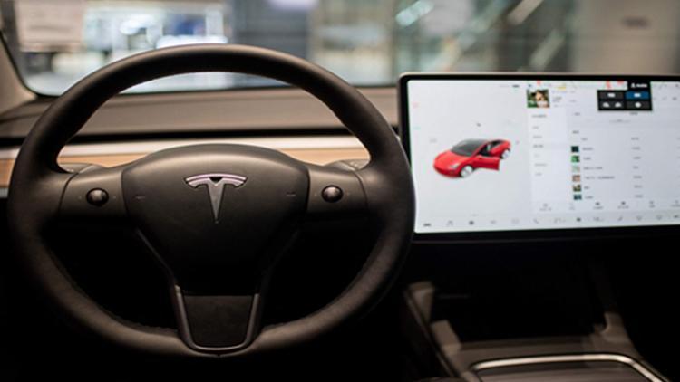Tesla araç sürerken oyun oynama özelliğini kapatacak